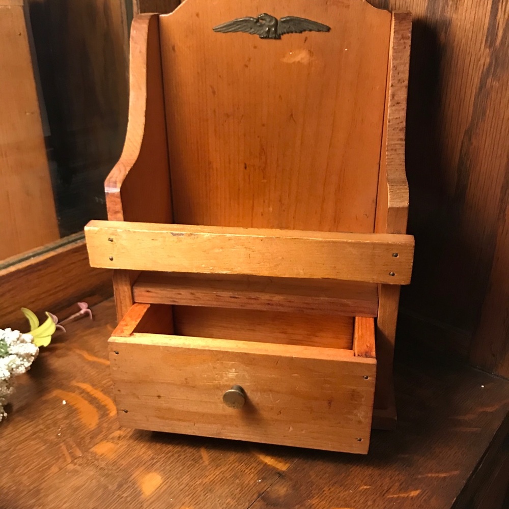 Vintage 1970’s Colonial Small Pine Shelf with Drawer - Picture 11 of 13
